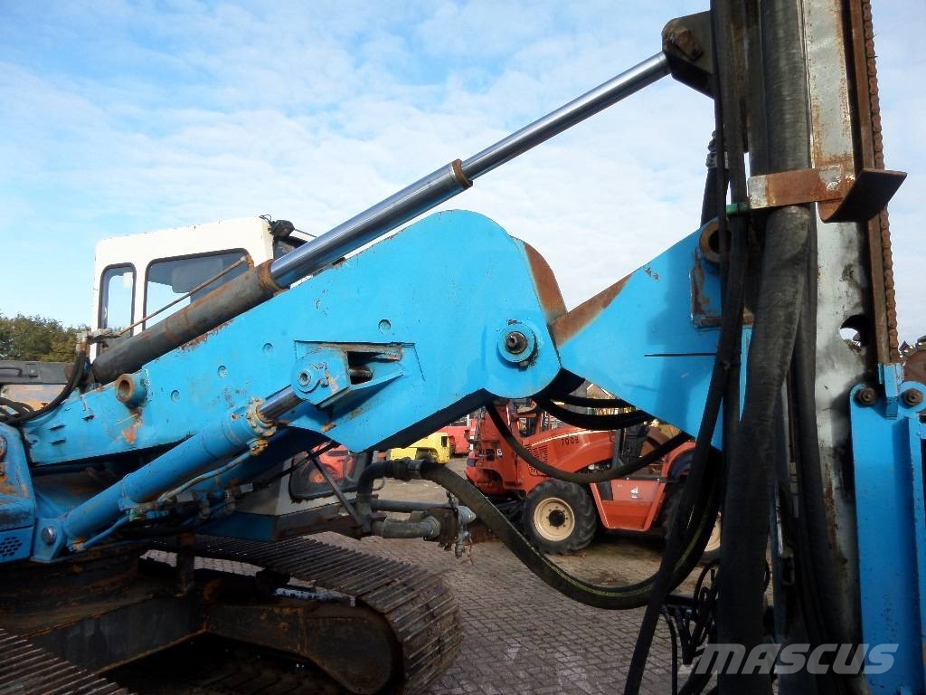 Liebherr R 902 Truck mounted drill rig