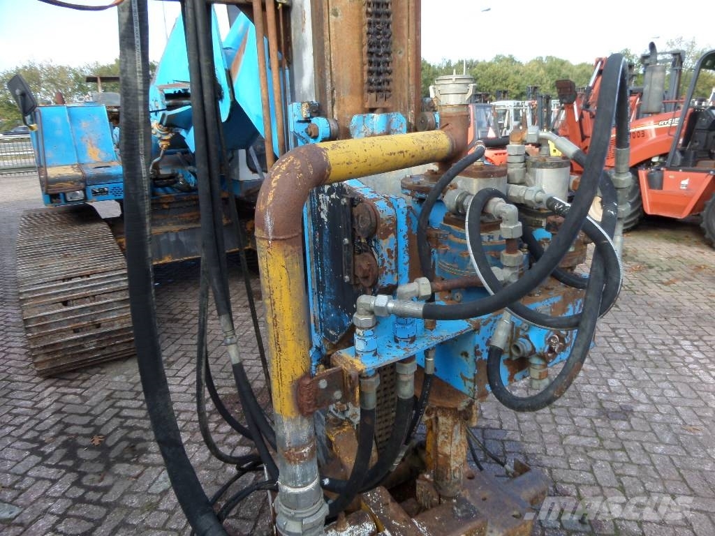 Liebherr R 902 Truck mounted drill rig