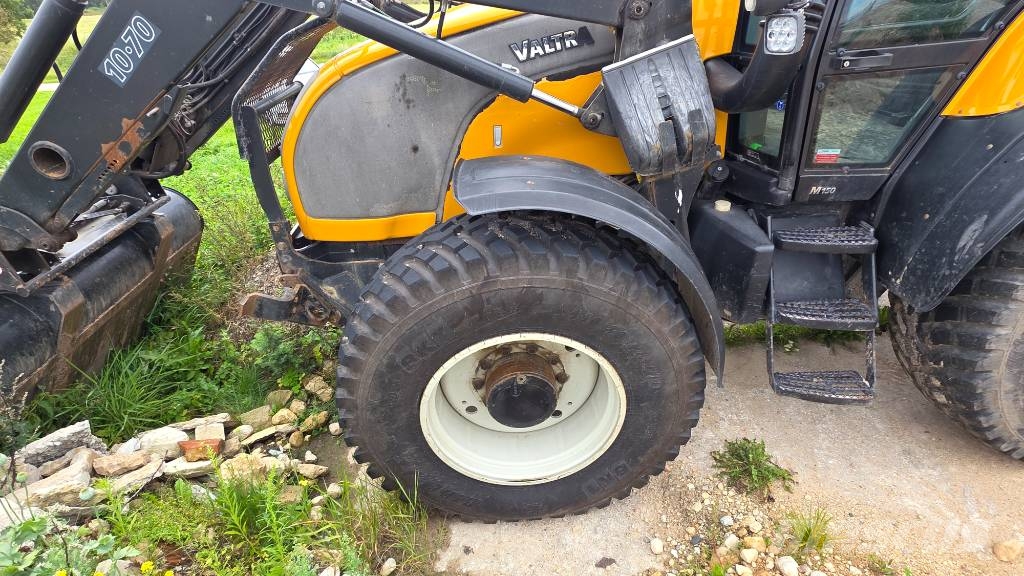 Valtra M 150 الجرارات