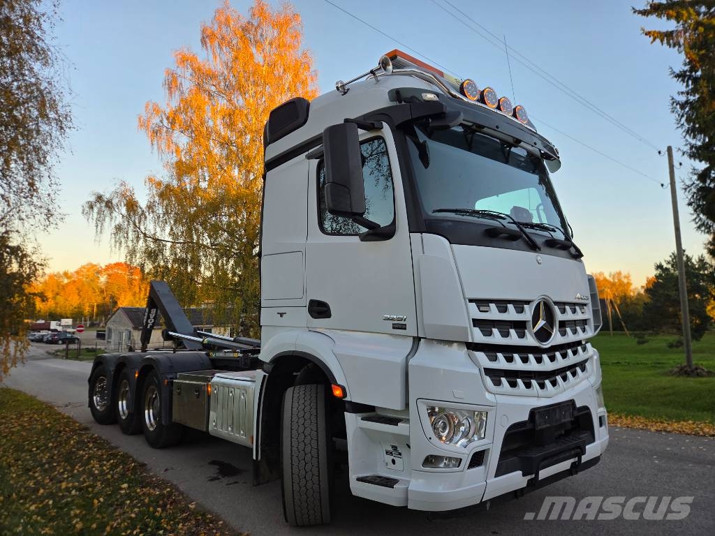 Mercedes-Benz Arocs 3251 Treileri ar āķi
