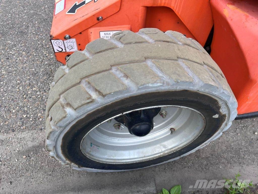 JLG E450AJ Articulated boom lifts