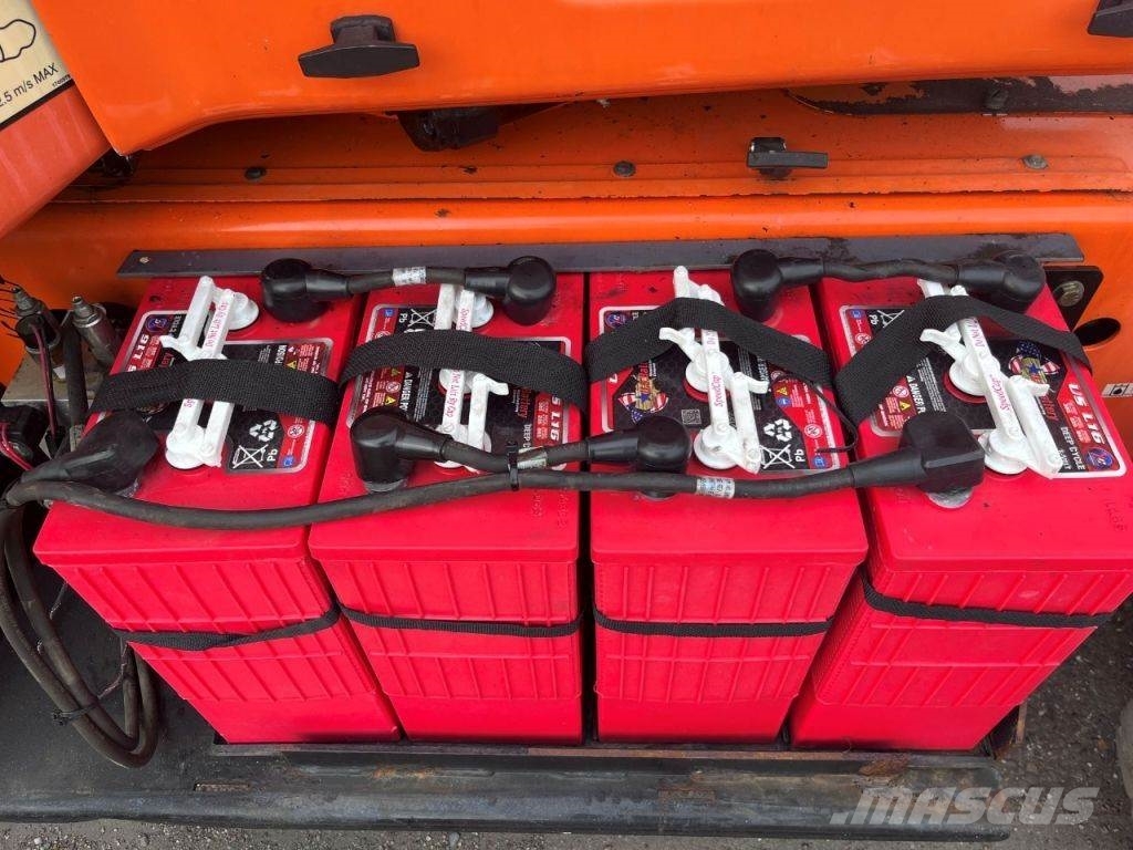 JLG E450AJ Articulated boom lifts