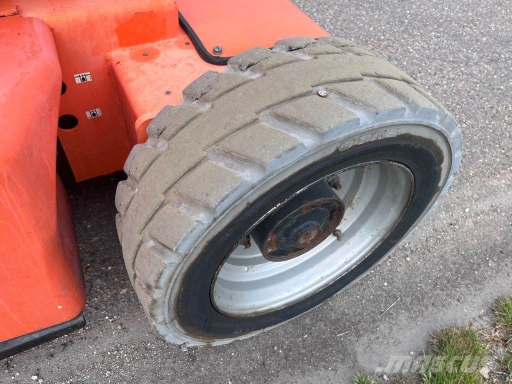 JLG E450AJ Articulated boom lifts