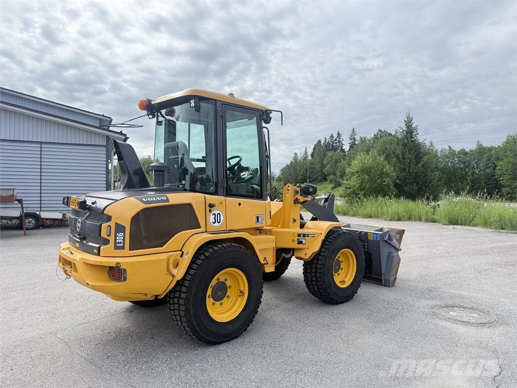 Volvo L30GS لوادر بعجل