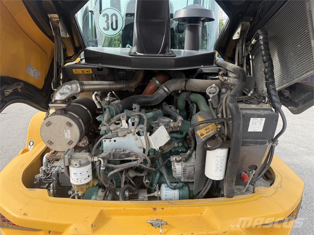 Volvo L30GS لوادر بعجل