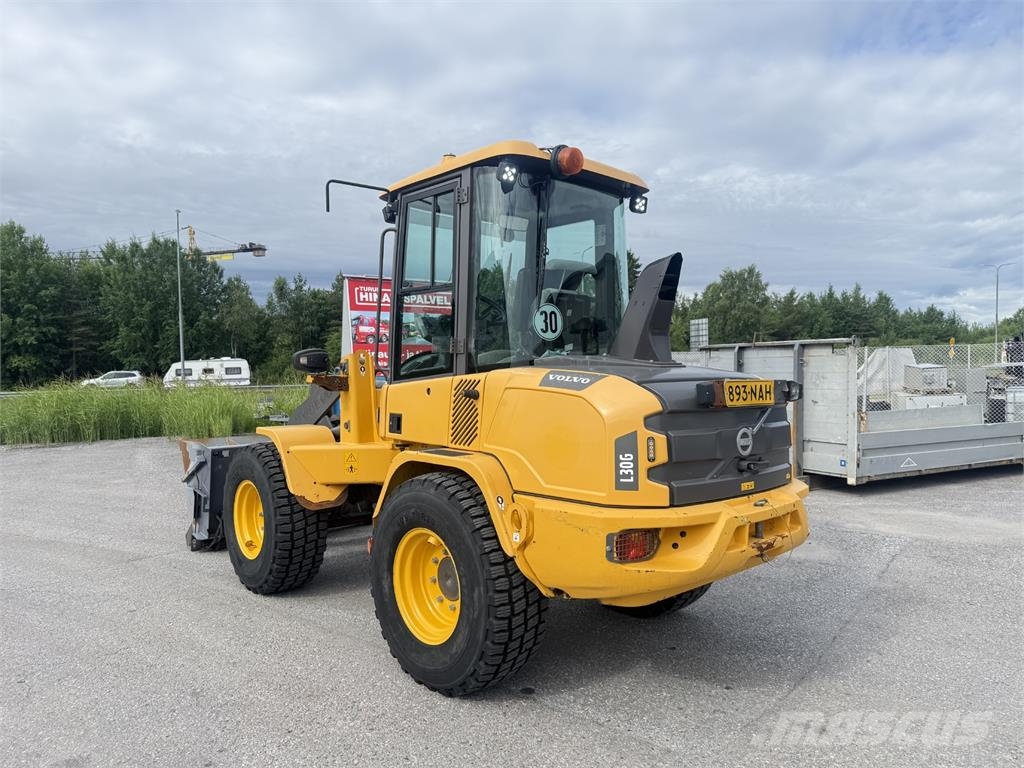 Volvo L30GS لوادر بعجل