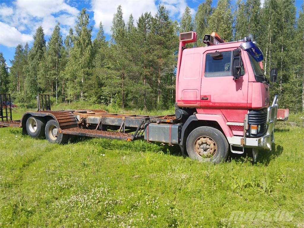 Sisu SM300 Samochody do przewozu maszyn leśnych