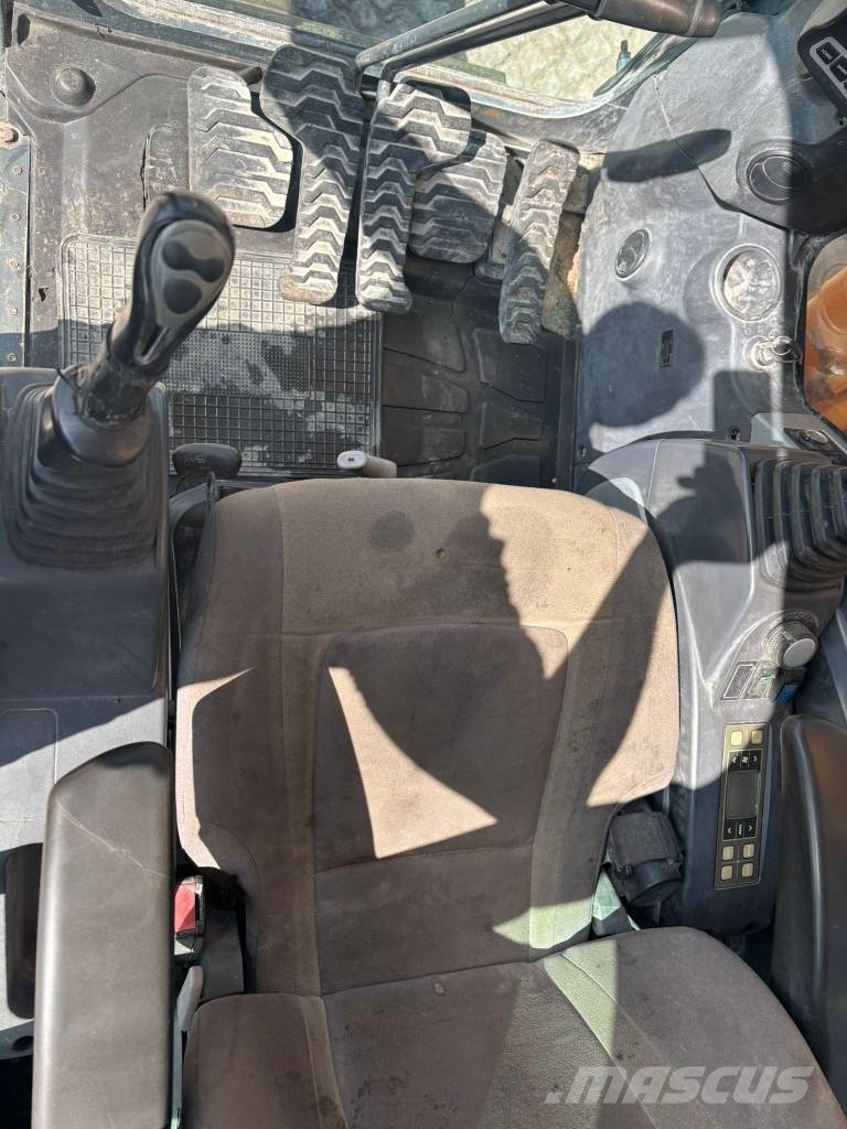 Hyundai Robex 300 LC-9 A Gravemaskiner på larvebånd