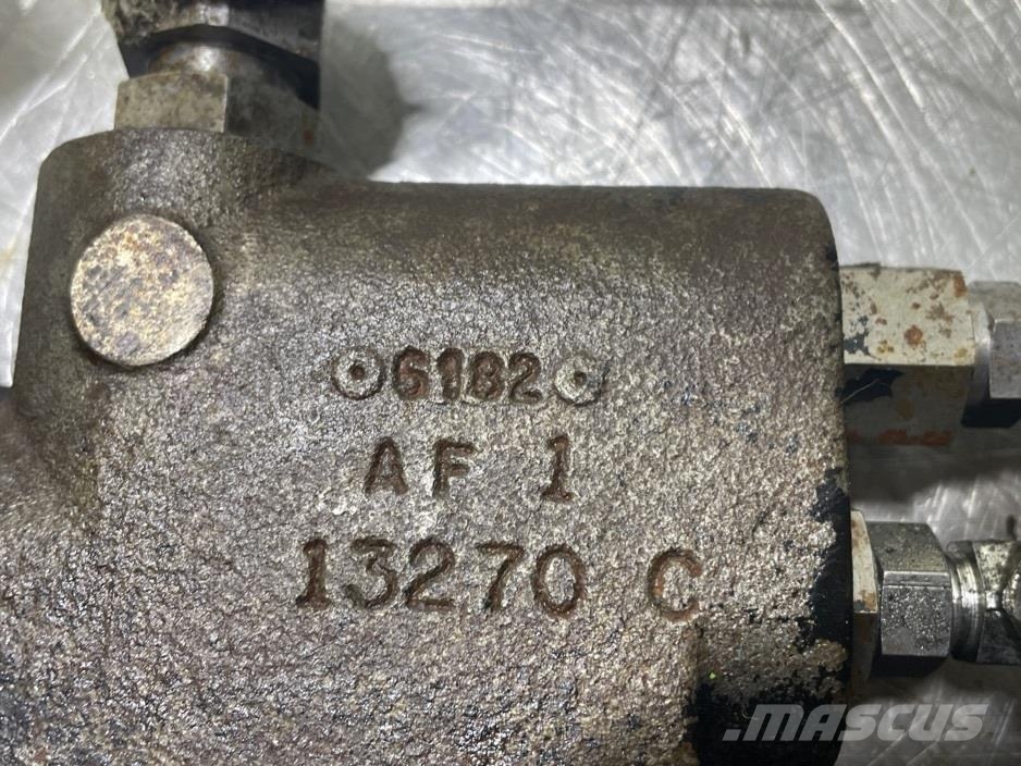 New Holland W110C - Priority valve/Prioritaetsventil Hydraulikk