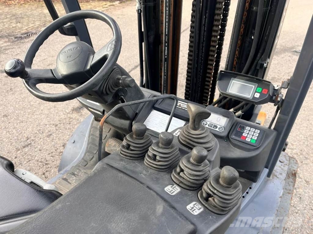 Toyota 02-8FGJ35 Περονοφόρα ανυψωτικά κλαρκ με φυσικό αέριο LPG