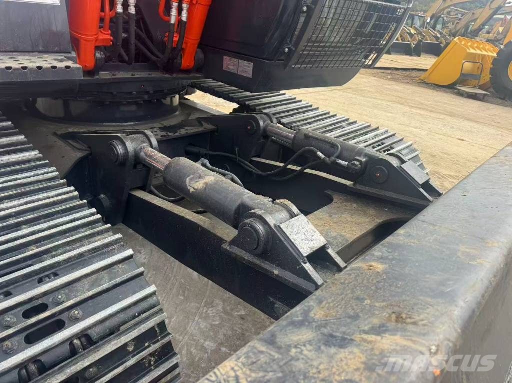 Hitachi ZX200 Гусеничные экскаваторы