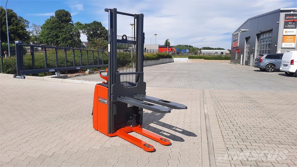 Linde L16 - BR1173 Самохідні електроштабелери