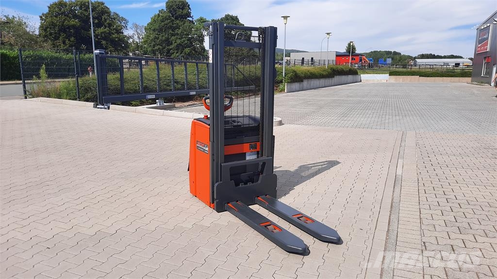 Linde L16 - BR1173 Самохідні електроштабелери