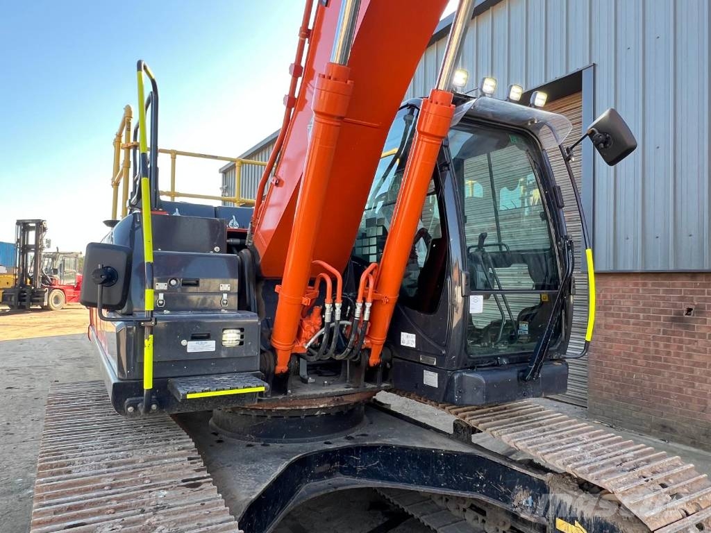 Hitachi ZX 210 LC-7 حفارات زحافة