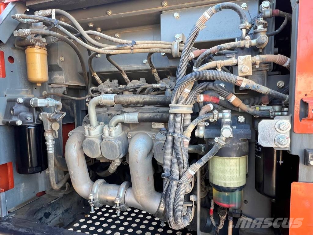 Hitachi ZX 210 LC-7 حفارات زحافة