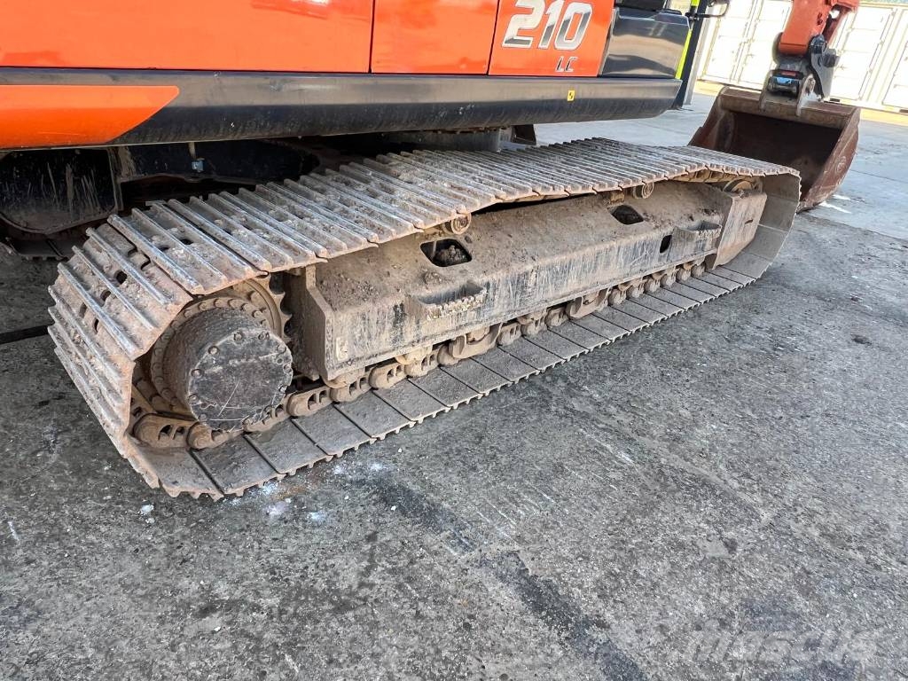 Hitachi ZX 210 LC-7 حفارات زحافة