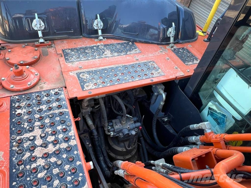 Hitachi ZX 210 LC-7 حفارات زحافة