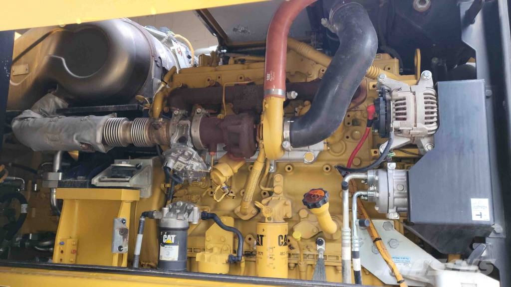 CAT M 318 F حفارات بعجل