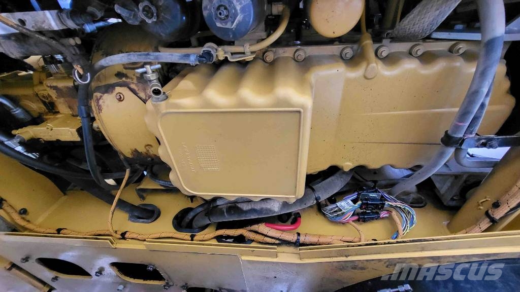 CAT M 318 F حفارات بعجل