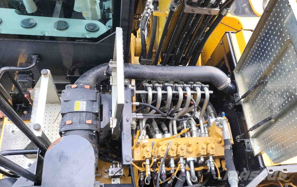CAT M 318 F حفارات بعجل