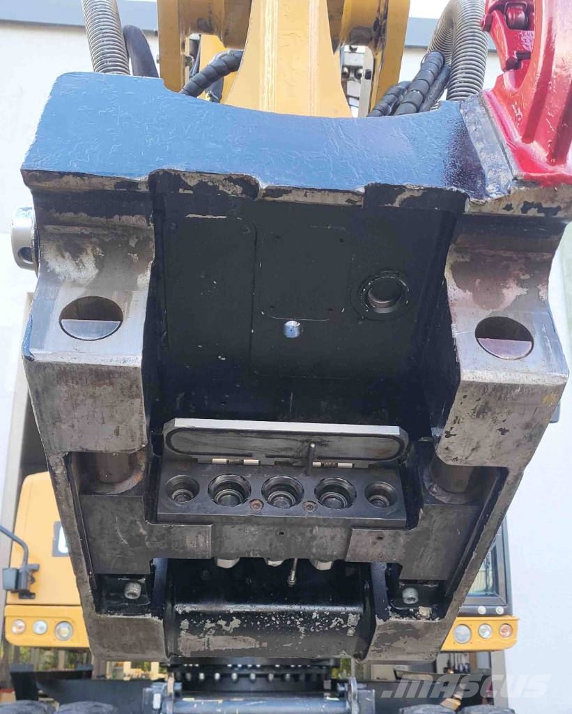 CAT M 318 F حفارات بعجل