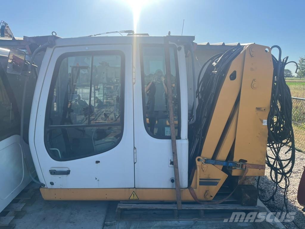 Liebherr A904 Cabine en interieur