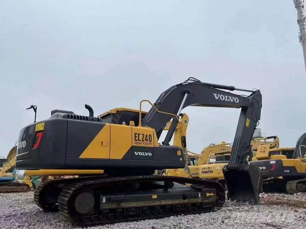Volvo ec240D حفارات زحافة