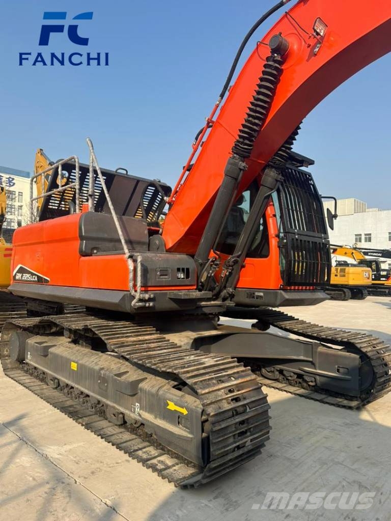 Doosan DX 225 LC 大型油圧ショベル12t以上（パワーショベル・ユンボ）