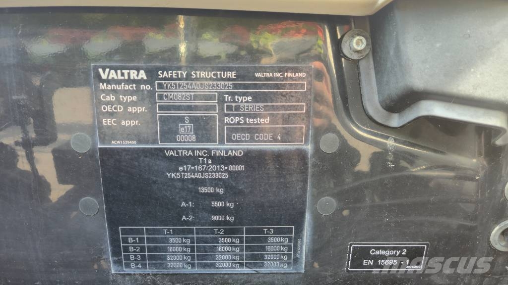 Valtra T 254 الجرارات