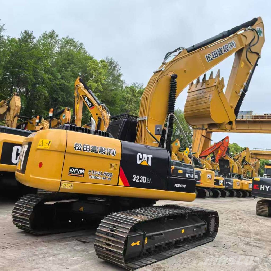 CAT 323 D L Lánctalpas kotrók