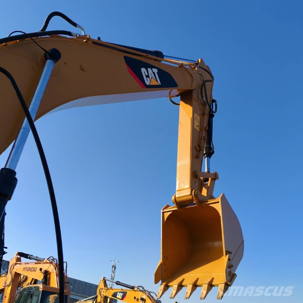 CAT 323 D L Pásová rýpadla