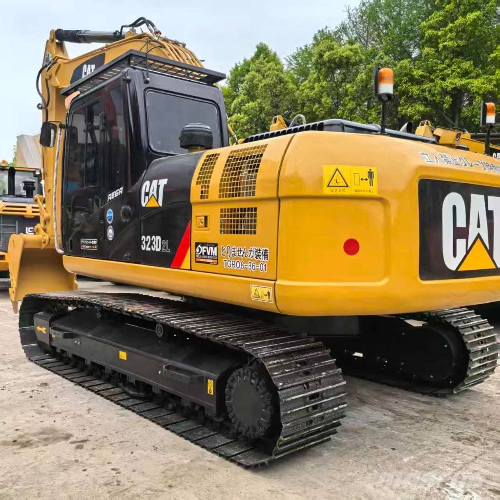 CAT 323 D L Lánctalpas kotrók