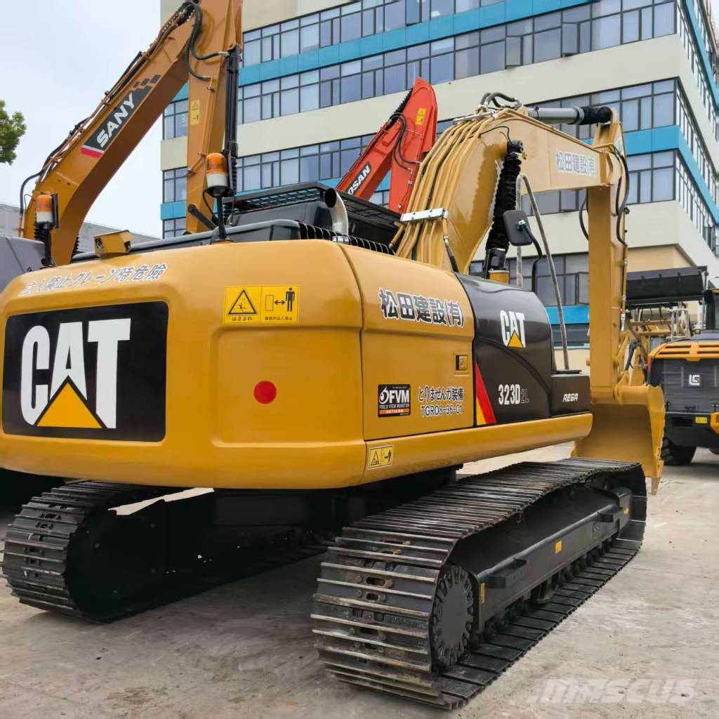 CAT 323 D L Lánctalpas kotrók