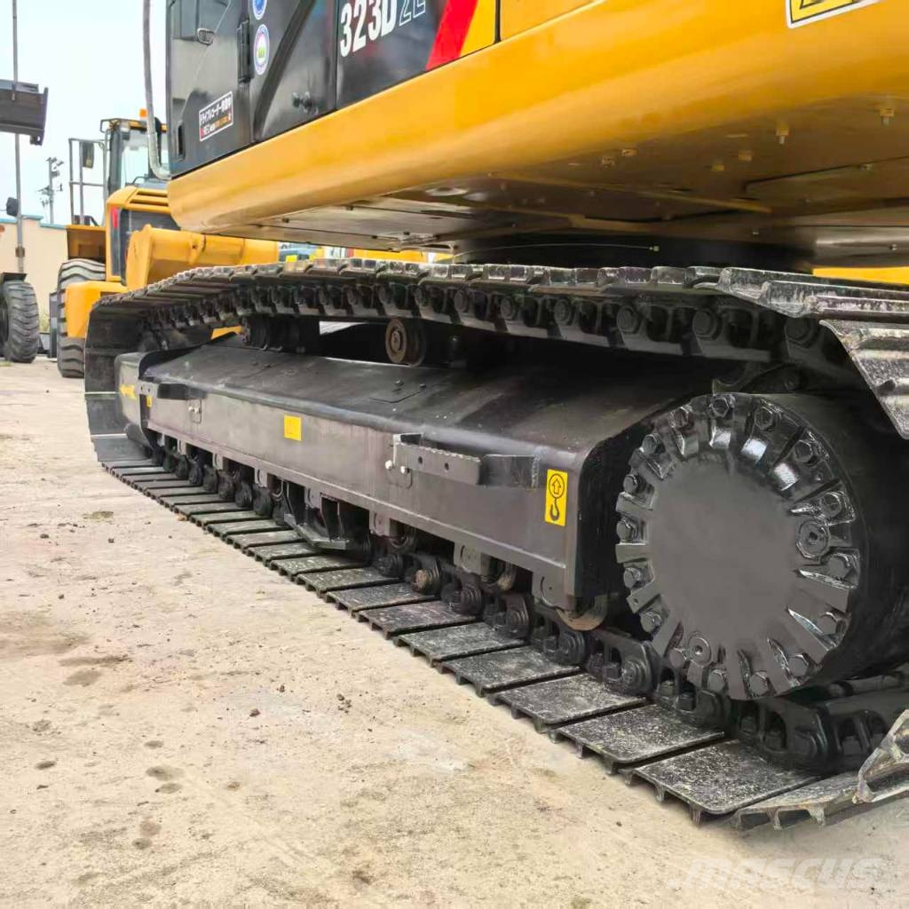 CAT 323 D L Lánctalpas kotrók
