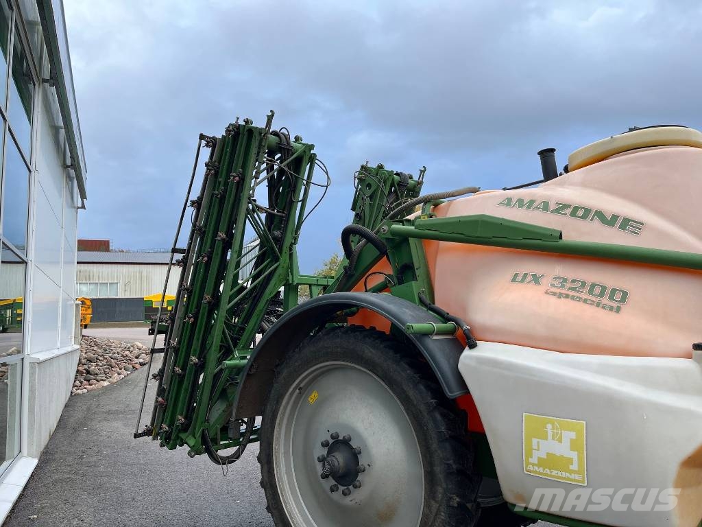 Amazone UX 3200 Special Getrokken spuitmachines