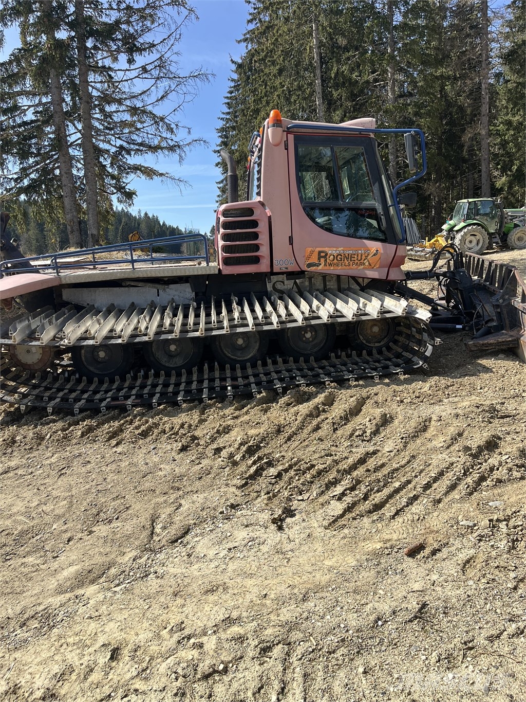 Kässbohrer PistenBully 300 Kāpurķēžu buldozeri