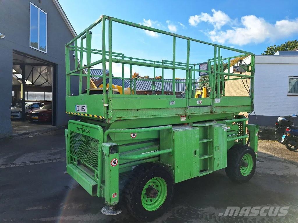 SkyJack SD 8831 Scissor lifts
