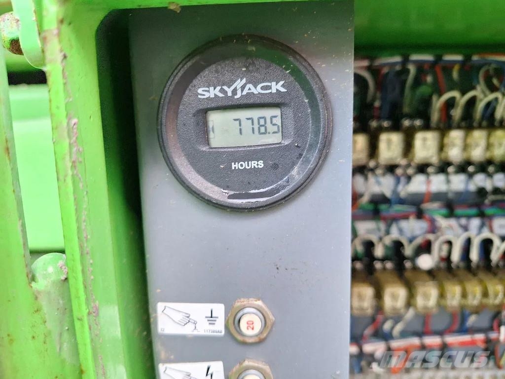 SkyJack SD 8831 Scissor lifts