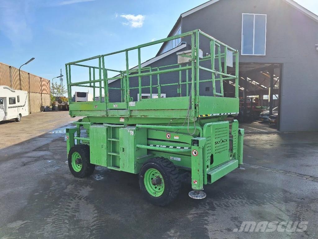 SkyJack SD 8831 Scissor lifts