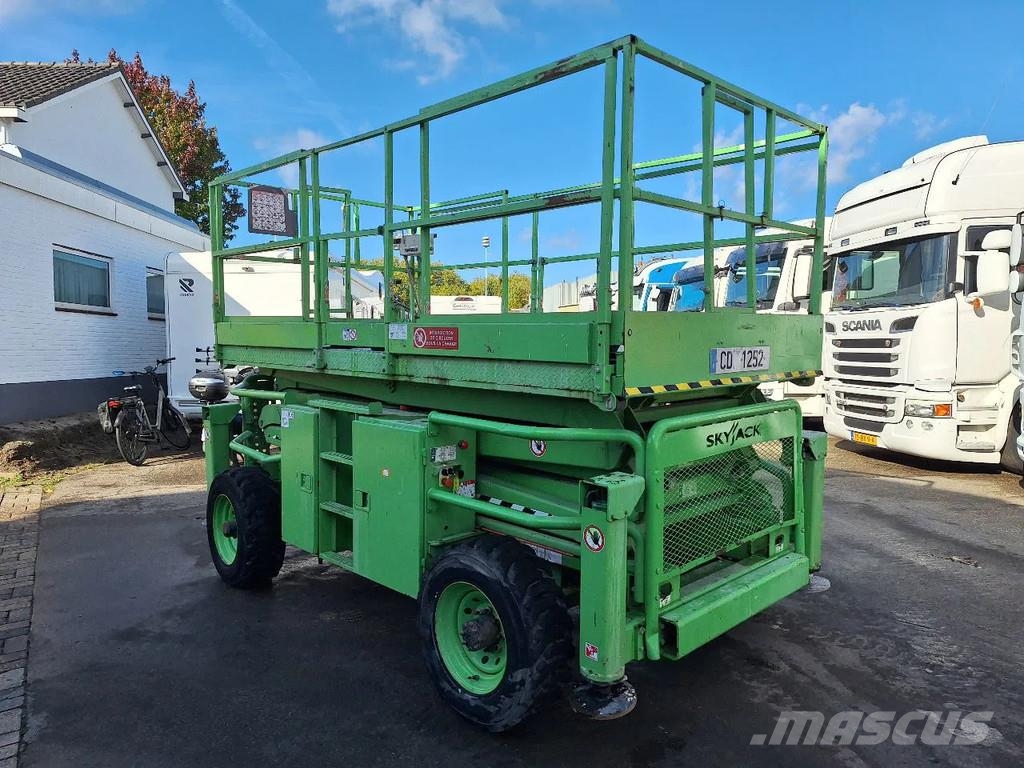 SkyJack SD 8831 Scissor lifts