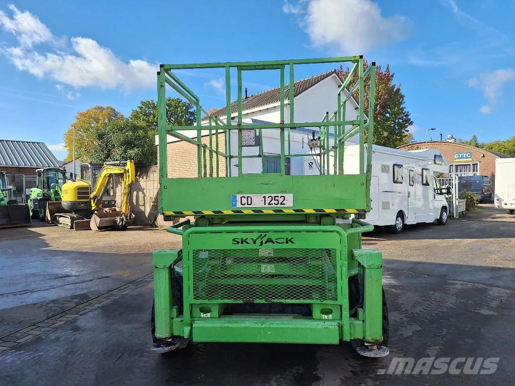 SkyJack SD 8831 Scissor lifts
