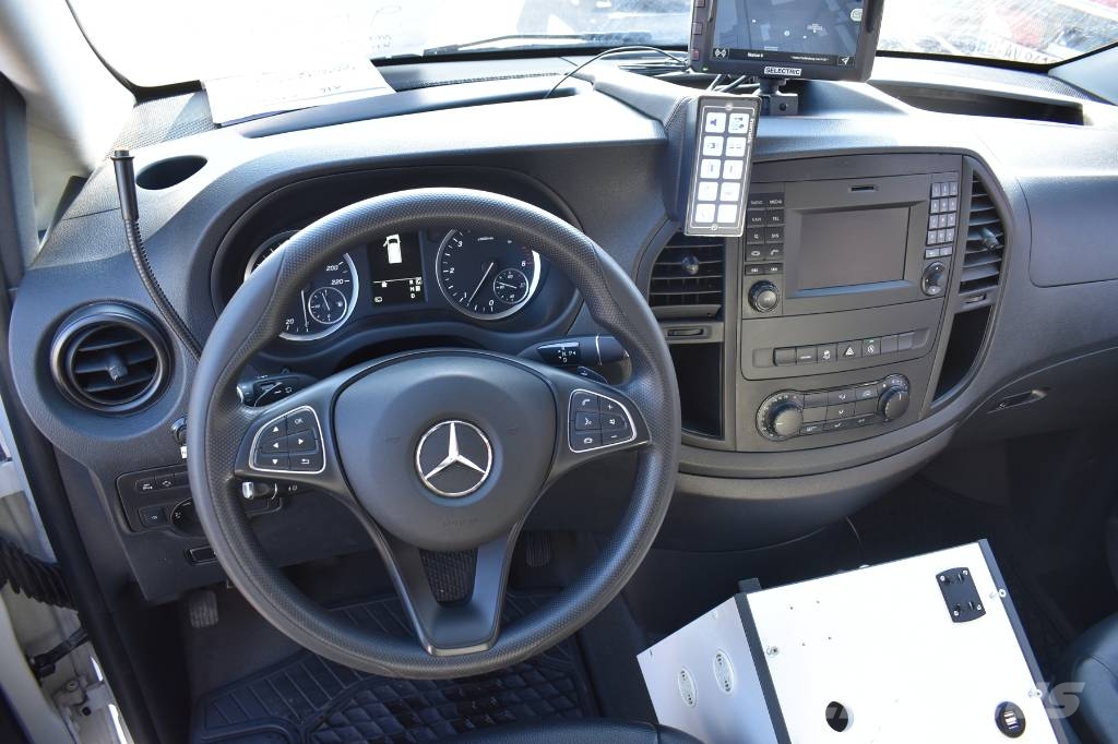 Mercedes-Benz Vito 4x4 Notarzt Einsatzfahrzeug NEF Ambulances
