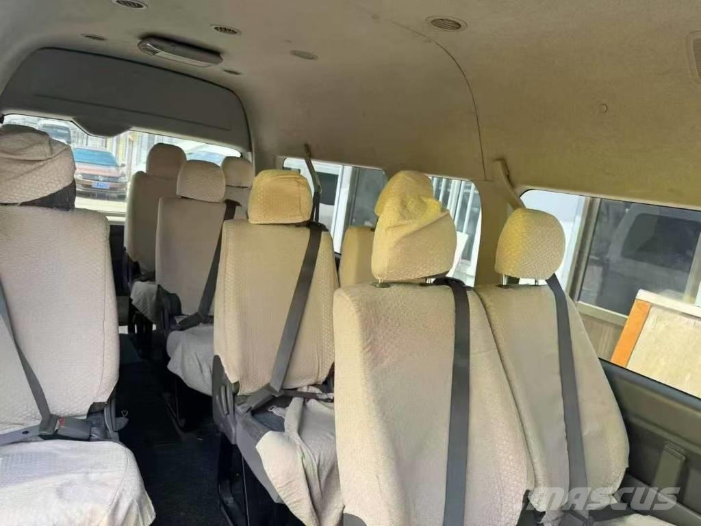 Toyota Hiace 迷你巴士