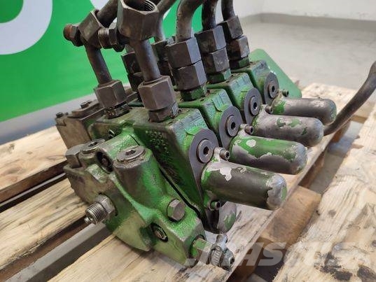 John Deere 7820 (RE179028) hydraulic distributor Hydraulika