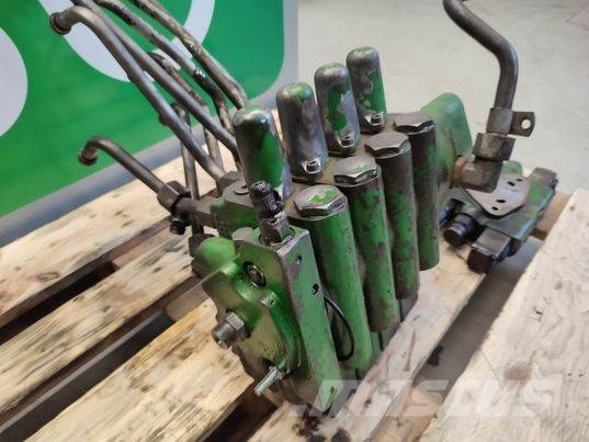 John Deere 7820 (RE179028) hydraulic distributor Hydraulika