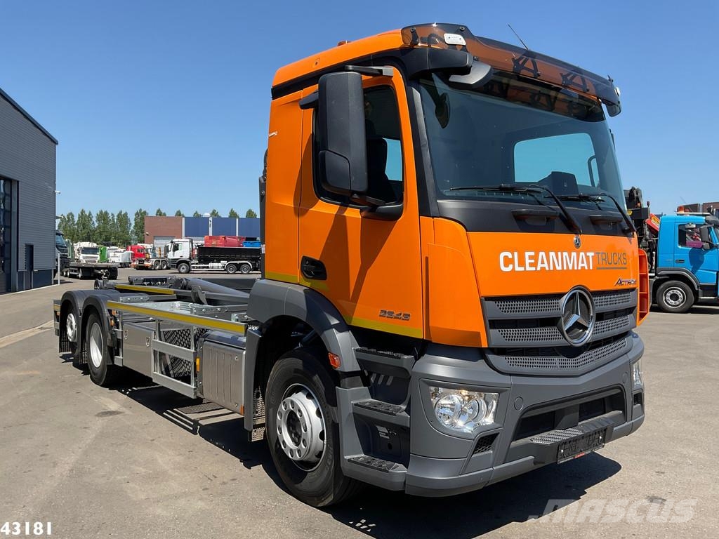 Mercedes-Benz Actros 2643 VDL 21 Ton haakarmsysteem Камиони с кран с кука