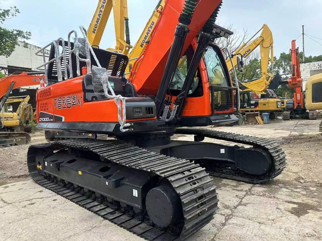 Doosan DX 300 LC حفارات زحافة