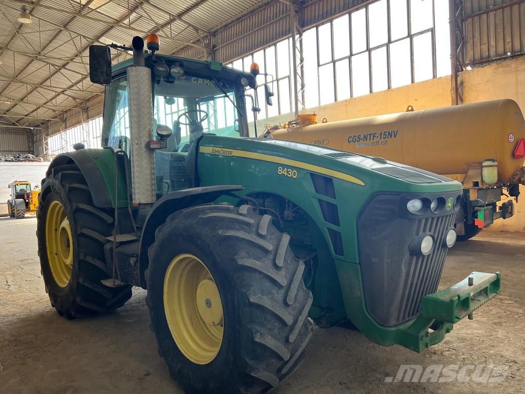 John Deere 8430 الجرارات