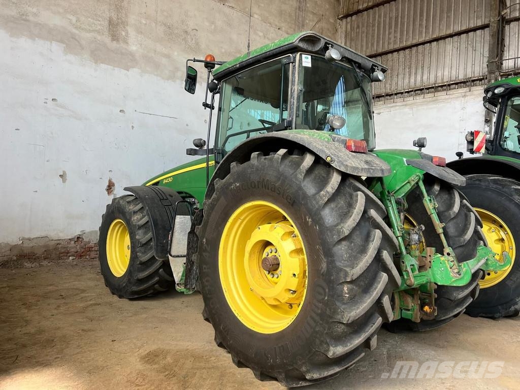 John Deere 8430 الجرارات