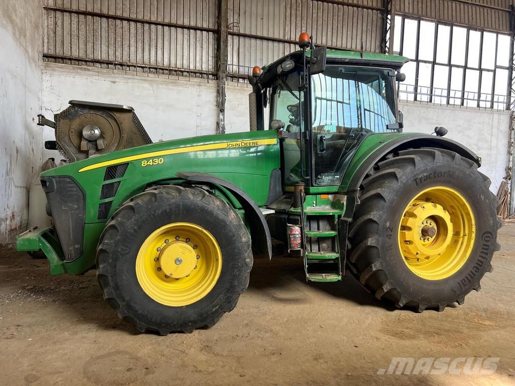 John Deere 8430 الجرارات